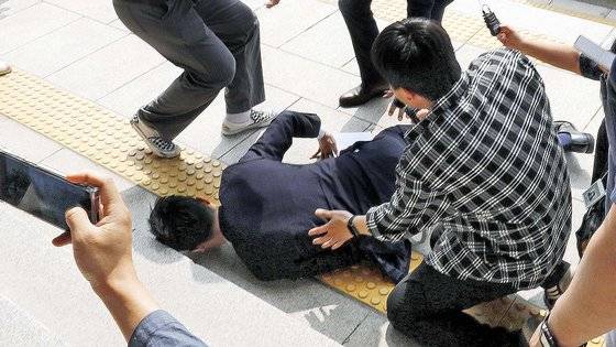 장경태 더불어민주당 최고위원이 지난 14일 경기 과천시 정부과천청사 방송통신위원회에 앞에서 성명서를 낭독하던 중 쓰러지고 있다. 뉴스1