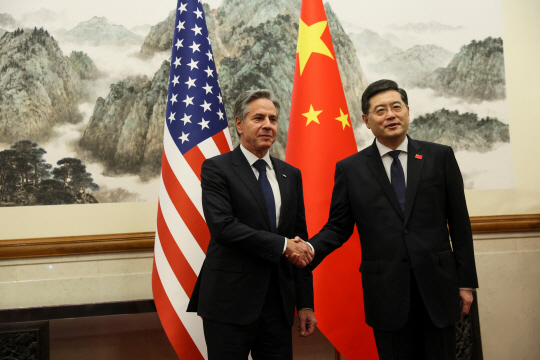 토니 블링컨(왼쪽) 미국 국무장관이 18일(현지시간) 중국 베이징의 댜오위타이 국빈관에서 친강 중국 외교부장과 악수하고 있다. 로이터 연합뉴스