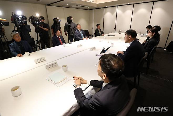 [서울=뉴시스] 김명년 기자 = 이형훈 보건복지부 보건의료정책관이 지난 15일 오후 서울 중구 컨퍼런스하우스 달개비에서 제11차 의료현안협의체 회의에서 모두발언을 하고 있다. 2023.06.18. kmn@newsis.com