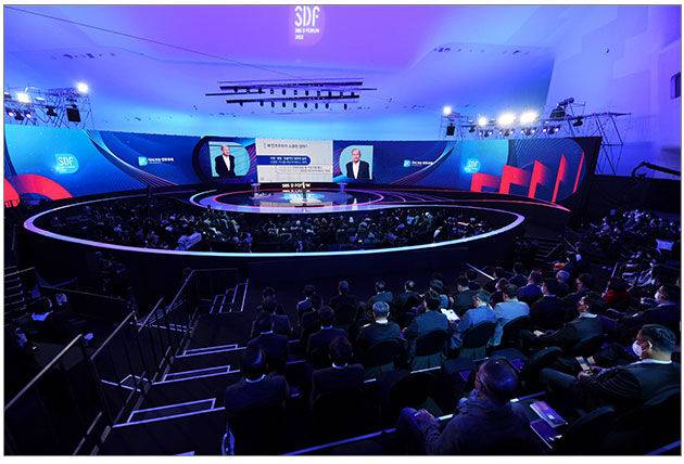 SDF2022 <다시 쓰는 민주주의> 무대에서 기조연설을 하고 있는 아담 쉐보르스키 교수