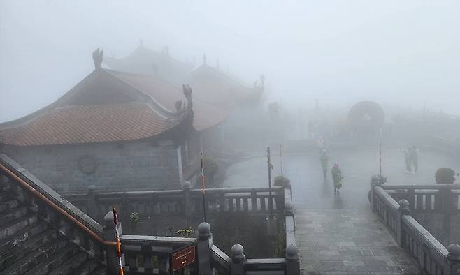 해발 3147.3m 판시판 정상 풍경. 변덕스러운 날씨로 구름에 가려진 날이 많다.