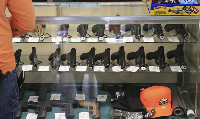 한 총기 판매장에서 권총들이 전시되어 있다. AP연합뉴스