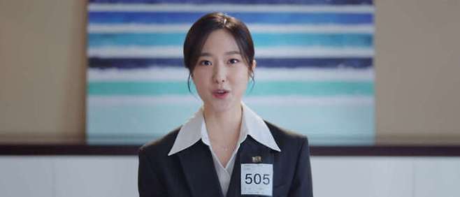 방송인 이혜성(31·위 사진)이 드라마 ‘킹더랜드’에서 면접을 보는 역할로 깜짝 출연했다.  JTBC 토일드라마 ‘킹더랜드’ 갈무리