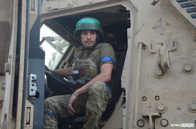 2023년 6월 우크라이나 브흘레다르 마을에서 맥스프로 장갑차에 타고 있는 한 우크라이나 군인의 모습. / 사진=아미 인폼