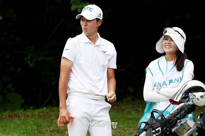양지호(왼쪽)가 18일 일본 지바현 지바시 이즈미GC에서 열린 한국프로골프(KPGA) 코리안투어와 일본프로골프(JGTO) 공동 주관으로 열린 하나은행 인비테이셔널 최종라운드 2번홀 티잉 그라운드에서 캐디인 아내 김유정씨와 즐거운 대화로 긴장을 풀고 있다. ｜KPGA 제공