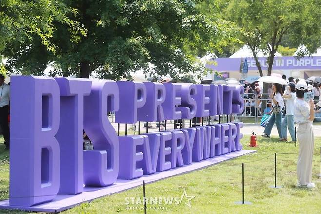 17일 오후 서울 여의도 한강공원 일대에서 방탄소년단 데뷔 10주년 기념 페스타의 일환으로 진행된 'BTS 10th Anniversary FESTA @여의도(Yeouido)'를 찾은 팬들이 각종 전시물을 관람하고 있다. /2023.06.17 /사진=이동훈 기자 photoguy@