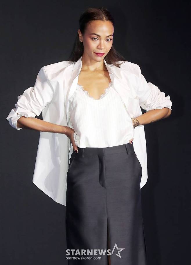 할리우드 배우 조 샐다나가 9일 오전 서울 영등포구 여의도동 콘래드 서울 호텔에서 열린 '아바타2: 물의 길' 내한 기자간담회에 참석해 포즈를 취하고 있다.  '아바타' 이후 제임스 카메론 감독이 13년 만에 내놓은 '아바타2'는 판도라 행성에서 '제이크 설리'와 '네이티리'가 이룬 가족이 겪게 되는 무자비한 위협과 살아남기 위해 떠나야 하는 긴 여정과 전투, 그리고 견뎌내야 할 상처에 대한 이야기를 그린 영화로 오는 14일 개봉한다. 2022.12.09 /사진=김창현 기자 chmt@