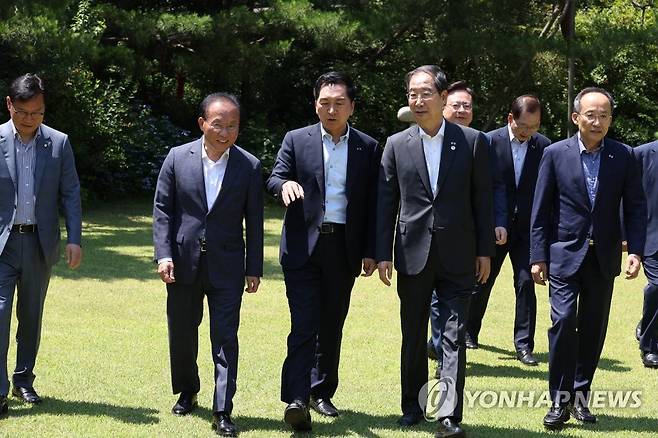 고위당정협의회 참석하는 한덕수 총리 (서울=연합뉴스) 황광모 기자 = 한덕수 국무총리가 18일 오후 서울 종로구 총리 서울공관에서 열린 고위당정협의에 참석하기 위해 이동하고 있다.
    이날 고위당정협의에서는 후쿠시마 원전 오염수 관련 대응 상황을 점검하고 중대 범죄자 신상 공개 확대 방안 등을 논의한다. 2023.6.18 hkmpooh@yna.co.kr