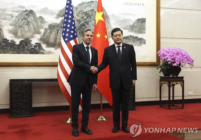 악수하는 미중 외교장관 (AP.연합뉴스)