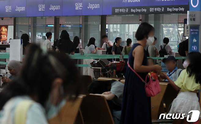 원화에 대한 일본 엔화 가치가 약 8년 만에 가장 낮은 수준까지 떨어지면서 일본 여행 수요가 급증하고 있는 가운데 18일 인천국제공항에서 일본으로 향하는 승객들이 탑승수속을 하기 위해 줄 서 기다리고 있다. 2023.6.18/뉴스1 ⓒ News1
