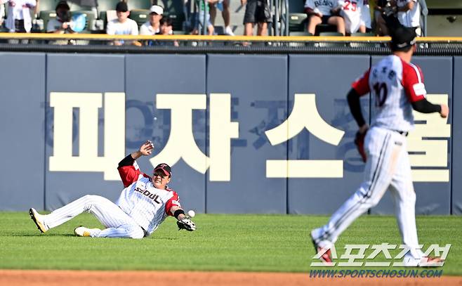 양의지의 타구를 뒤로 빠트리는 이재원