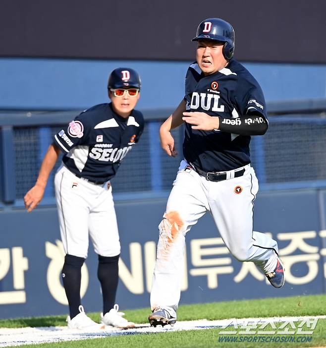 3루를 돌아 홈으로 향하는 양의지