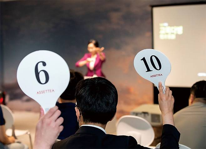 5월 26일 주식회사 끽다가 서울 명동 르메르디앙호텔에서 연 골동품급 보이차 경매에서 응찰자들이 응찰 팻말을 들고 있다. 사진 끽다