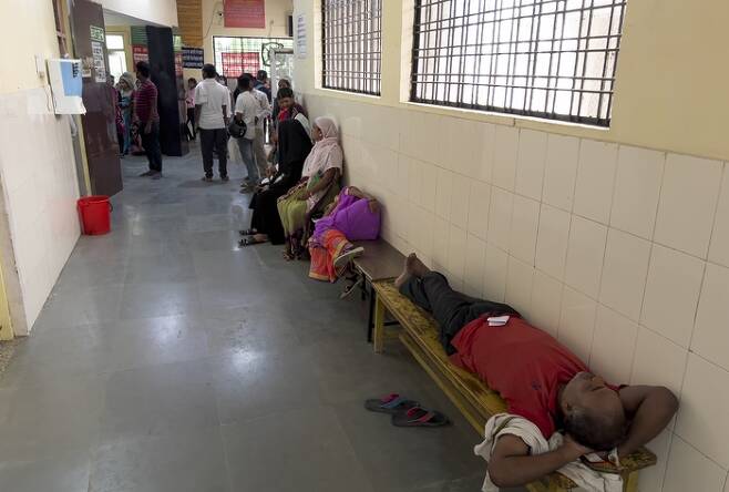 폭염으로 인도 UP주 병원을 찾은 환자들. 연합뉴스=AP