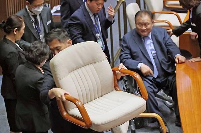 19일 국회 본회의장에서 관계자가 부서진 민주당 이상민 의원의 의자를 옮기고 있다. 이 의원의 의자는 이 의원이 앉는 도중 부서졌다. 사진=서동일 기자