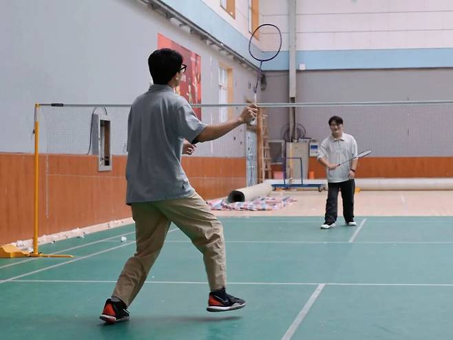 배드민턴을 치는 ‘운동 다쯔(친구)\'. 중국에선 취미활동 등을 같이 하는 다쯔 구하기가 유행이다. 바이두 갈무리