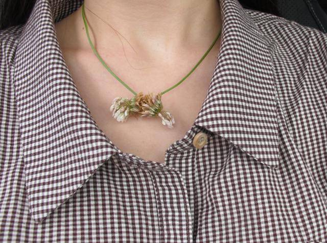 여덟 살 조카가 만들어 걸어 준 토끼풀로 엮어 만든 목걸이