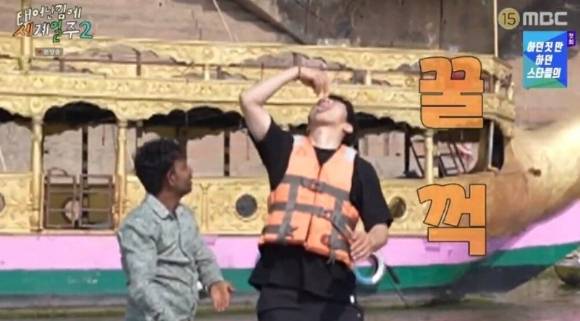 방송인 기안84(본명 김희민)가 인도를 방문해 갠지스강 물을 마시고 있다. [사진=MBC '태어난 김에 세계일주 2' 방송화면 캡처]