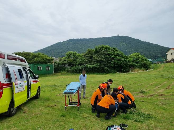 어제(18일) 오후 2시 12분쯤 제주시 한림읍 금악리에서 패러글라이딩을 타던 50대 남성이 착륙 과정에서 다리 부위에 큰 부상을 입어 119구급대에 의해 이송되는 모습(사진, 제주서부소방서 제공)