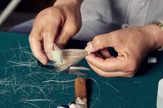 전통 붓 한 자루가 탄생하려면 3개월이 넘는 시간과 100여 번의 단계를 거쳐야 할 만큼 손이 많이 간다.