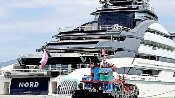 러시아 신흥재벌 알렉세이 모르다쇼프가 소유한 호화 요트 '노르'( Nord )가 지난해 10월 12일 홍콩항에 정박해 있는 모습. 로이터=연합뉴스