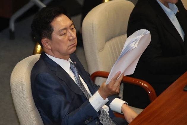 김기현 국민의힘 대표가 19일 국회에서 열린 본회의에서 이재명 대표의 교섭단체 대표연설문을 읽고 있다.  /뉴스1