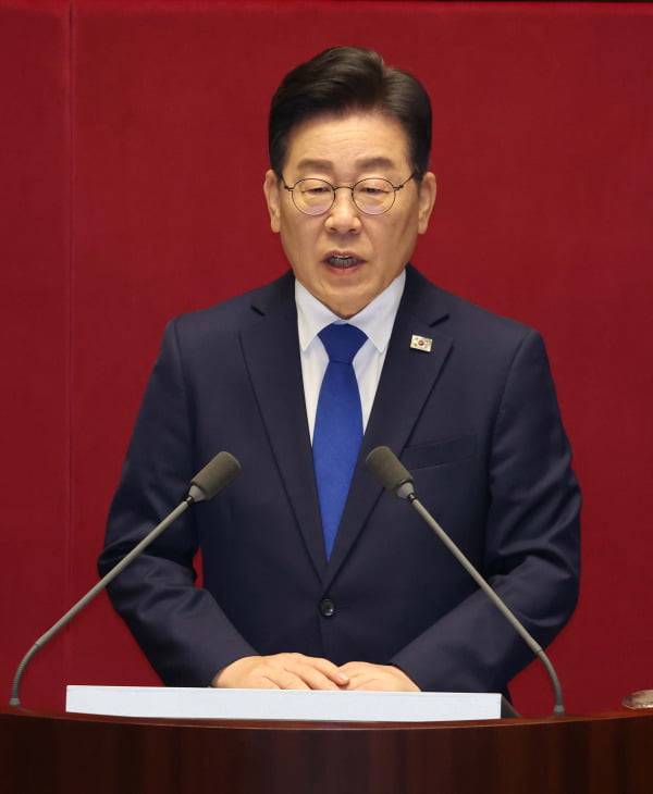 이재명 더불어민주당 대표가 19일 오전 국회에서 열린 본회의에서 교섭단체 대표연설을 하고 있다.  /김병언 기자