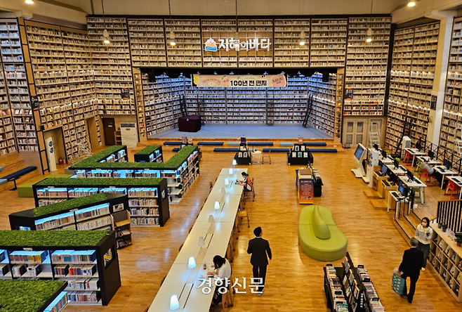 지난달 11일 경남 창원시 마산회원구 마산지혜의바다도서관에서 시민들이 책을 읽는 등 시간을 보내고 있다. 이 도서관은 마산 구도심의 구암중·구암여중이 통합하면서 빈 곳이 된 구암중 체육관을 리모델링해 조성됐다. 남지원 기자