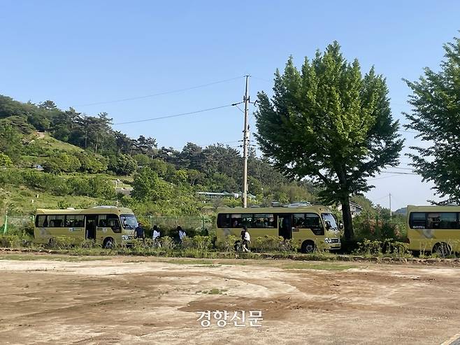 전남 순천시 별량중학교에 학생들을 시내로 데려다주기 위한 스쿨버스들이 들어서 있다. 김나연 기자