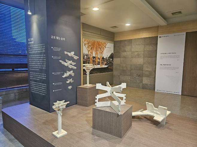 The exhibition has a section where visitors can assemble elements to help them understand the structure of brackets, or "gongpo," which are widely used in Korea's wooden architecture. (Park Yuna/The Korea Herald)