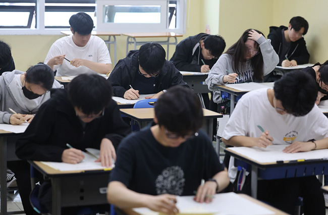 2024학년도 대학수학능력시험 6월 모의평가가 열린 1일 오전 서울 양천구 목동 종로학원에서 수험생들이 문제를 풀고 있다. 뉴시스