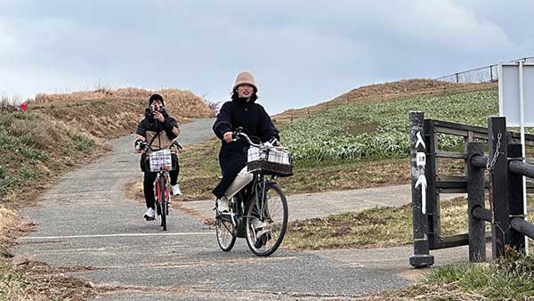 오시마항 페리터미널에서 렌트한 자전거로 연인이 데이트를 즐기고 있다.