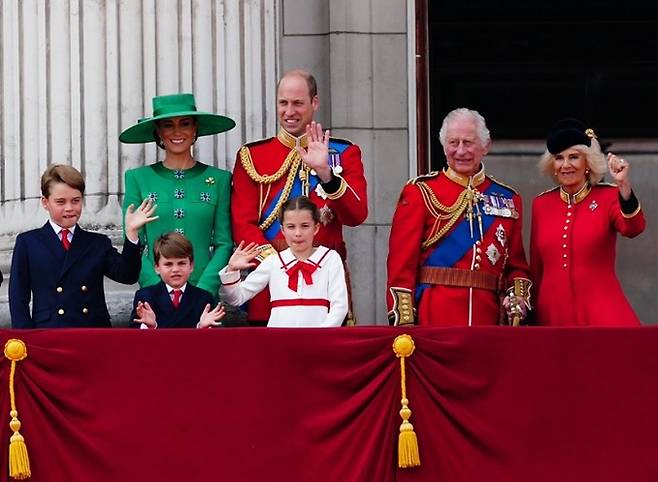 17일(현지시간) 영국 런던에서 찰스 3세 국왕의 75회 생일을 축하하는 대규모 행사가 열린 가운데 왕실 주요 구성원들이 버킹엄궁 발코니에 모여 시민들한테 손을 흔들고 있다. 앞줄 오른쪽부터 커밀라 왕비, 찰스 3세 국왕, 샬럿 공주, 루이 왕자, 조지 왕자. 뒷줄 오른쪽부터 윌리엄 왕세자, 케이트 미들턴 왕세자비. 영국 왕실 ‘로열패밀리’ SNS 캡처