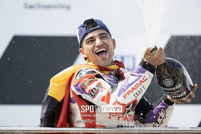 ▲ 2023 모토GP 독일 그랑프리에서 우승한 뒤 샴페인을 터트리는 호르헤 마틴