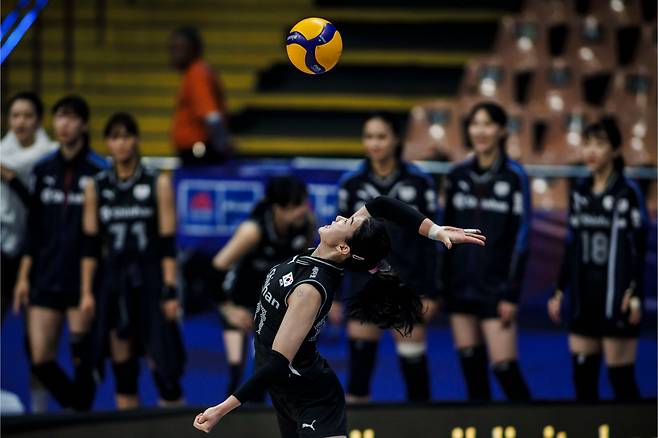 힘차게 서브를 넣는 강소휘. /사진=FIVB 홈페이지