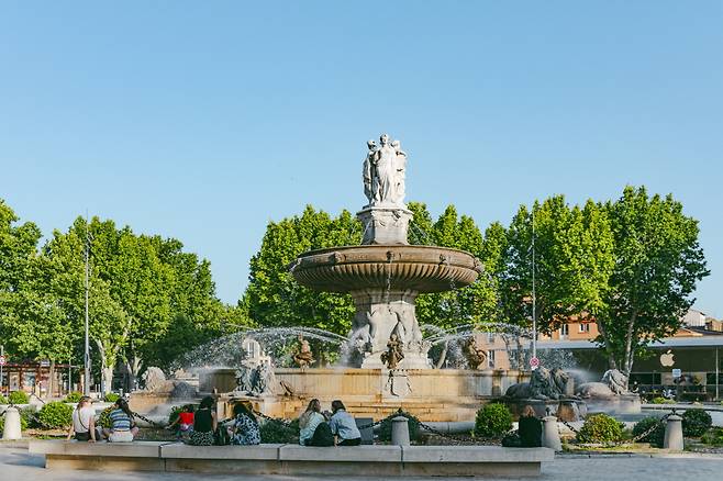 &nbsp;물을 뜻하는 단어 Aix가 도시 이름에 있는 만큼 곳곳에 분수가 있다