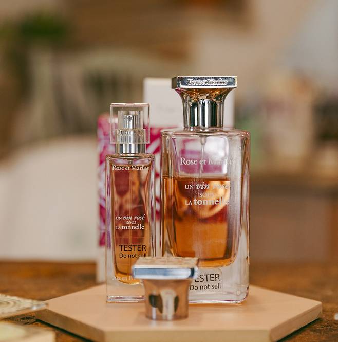 로즈 에 마리우스의 시그니처 향수 &nbsp;'UN VIN ROSÉ SOUS LA TONNELLE'