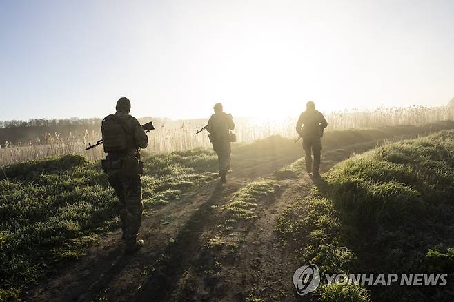 훈련하는 우크라이나군 [AP=연합뉴스 자료사진. 재판매 및 DB 금지]