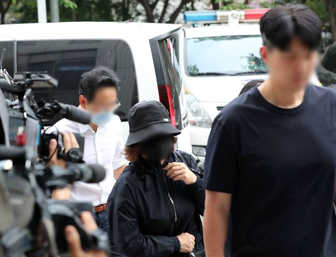 소시에테제네랄(SG)증권발(發) 주가 폭락 사태 관련 주가조작 의혹에 연루된 재활의학과 원장 주모씨(맨 왼쪽), 영업이사 김모씨(맨 오른쪽)와 한 시중은행 지점 기업금융팀장 김모씨(가운데)가 15일 오전 서울 양천구 서울남부지방법원에서 열린 구속 전 피의자 심문(영장실질심사)에 출석하고 있다. /뉴시스