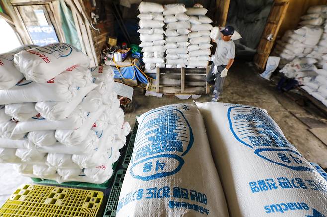 천일염 가격이 급등하고 있다. 최근 잦은 비로 인한 생산량 감소와 후쿠시마 원전 오염수 방류를 앞두고 일부 사재기에 나서면서 가격이 오른 것으로 분석된다. 사진은 12일 경기 화성시 공생염전 소금창고의 모습./뉴스1