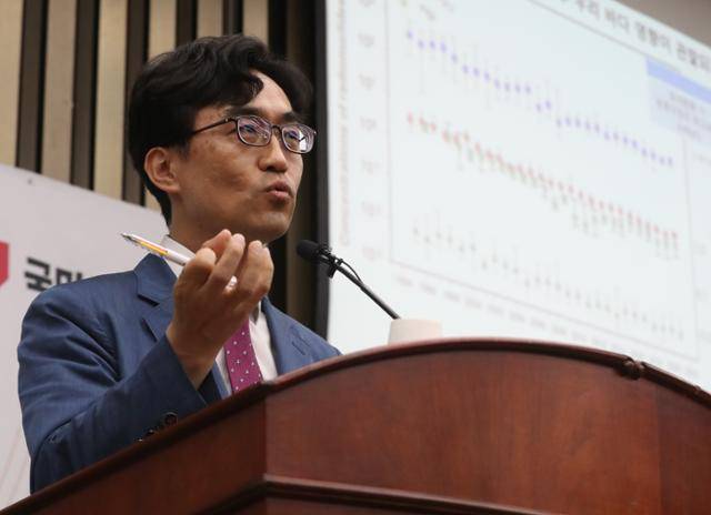 정용훈 카이스트 원자력양자공학과 교수가 20일 국회에서 열린 국민의힘 의원총회에서 '후쿠시마 방류 안전한가?'를 주제로 특강을 하고 있다. 뉴스1