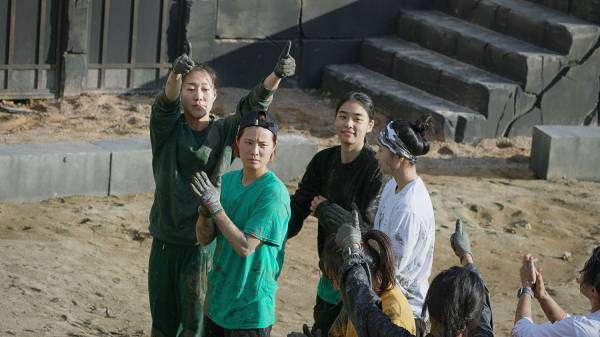 군인팀 멤버 강은미(왼쪽에서 두 번째) 중사. (사진=넷플릭스 제공)