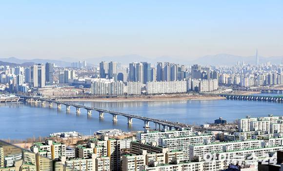 집값과 전셋값 하락세가 보증금을 제 때 내어주지 못한 집주인들 때문에 더욱 장기화하고 있다는 지적이 나오고 있다. 사진은 서울 도심 아파트 단지 전경으로, 기사 내 특정 사실과 관련이 없음. [사진=정소희 기자]