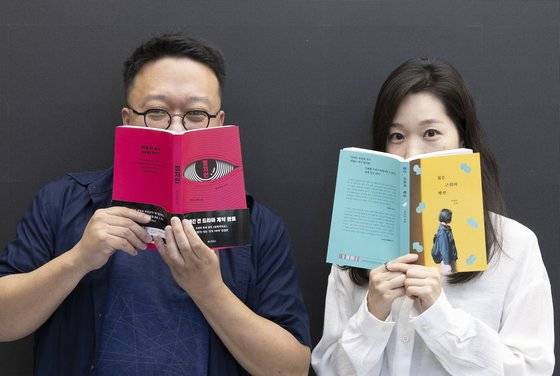 최근 장편『정치인』을 쓴 정진영 작가(왼쪽)과 소설집『젊은 근희의 행진』을 출간한 이서수 작가. 권혁재 사진전문기자
