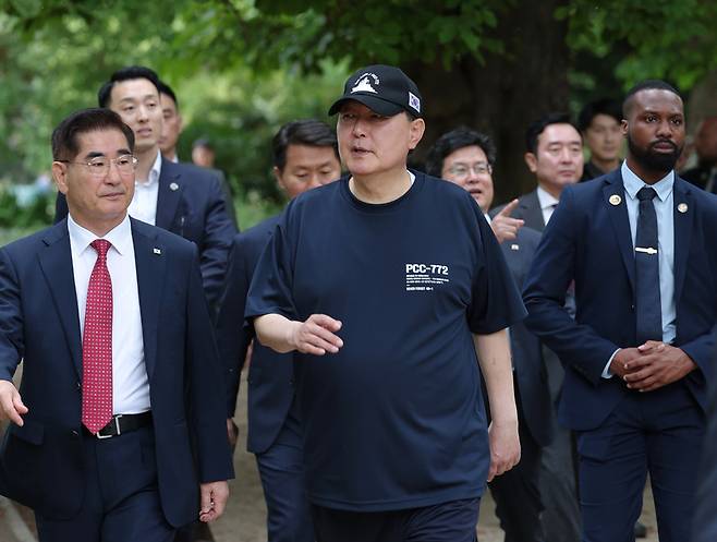 국제박람회기구(BIE) 총회 참석차 프랑스를 방문 중인 윤석열 대통령이 천안함 티셔츠와 모자를 착용한 채 20일(현지시간) 파리의 몽소 공원을 산책하고 있다. / 사진=연합뉴스