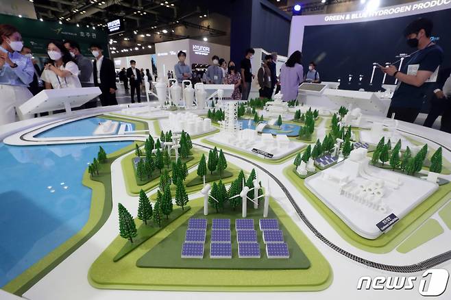 (고양=뉴스1) 황기선 기자 = 31일 경기 고양시 일산서구 킨텍스에서 열린 수소산업 전시회 'H2 MEET(Mobility, Energy, Environment, Technology)' 에서 관람객들이 포스코 전시부스를 살펴보고 있다. 2022.8.31/뉴스1  Copyright (C) 뉴스1. All rights reserved. 무단 전재 및 재배포 금지.