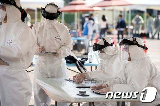 구미보건소 직원들이 코로나19 선별검사를 준비하는 모습. (자료사진) /사진=뉴스1
