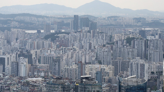 20일 KB경영연구소는 최근  'KB부동산시장 리뷰'를 발표, 지난달 전국 주택매매 시장에선 수도권 중소형 평형 중심으로 하락폭이 둔화됐으며 전세 시장의 경우 매수세가 완만한 회복세를 보이나 여전히 하락 전망이 우세하다고 전했다. 미분양 아파트는 분양 물량 증가세가 주춤하면서 3개월 연속 7만가구대를 유지하고 있다./사진=뉴스1