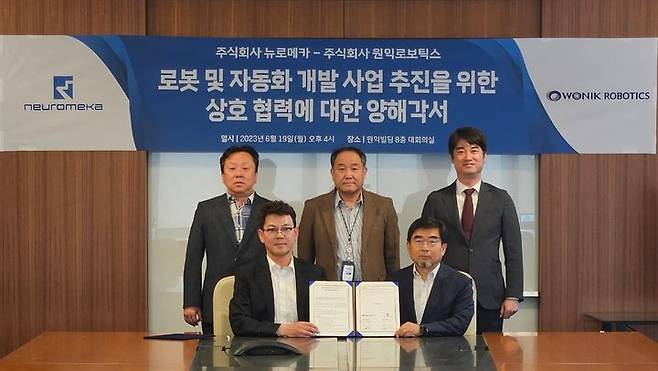(앞줄 왼쪽부터 반시계 방향) 박종훈 뉴로메카 대표, 김학래 원익로보틱스 대표, 박연묵 원익로보틱스 상무·사업본부장, 김대현 원익로보틱스 전무·개발본부장, 한정헌 뉴로메카 마스터. (사진=뉴로메카). *재판매 및 DB 금지