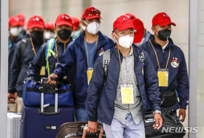 [인천공항=뉴시스] 정병혁 기자 = 20일 오전 인천국제공항 제2터미널 입국장에서 네팔에서 온 외국인근로자들이 입국하고 있다. 고용노동부는 최근 5년간 매년 5만~6만명 수준이었던 외국인 근로자 도입 규모를 올해 11만명으로 늘렸다. 외국인 고용허가제가 도입된 이후 역대 최대 규모다. 2023.06.20. jhope@newsis.com